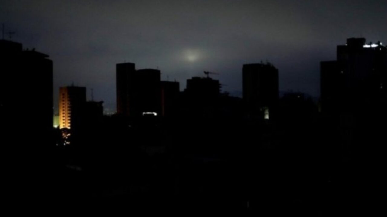 Apagón afecta a varios estados del país durante la noche del sábado