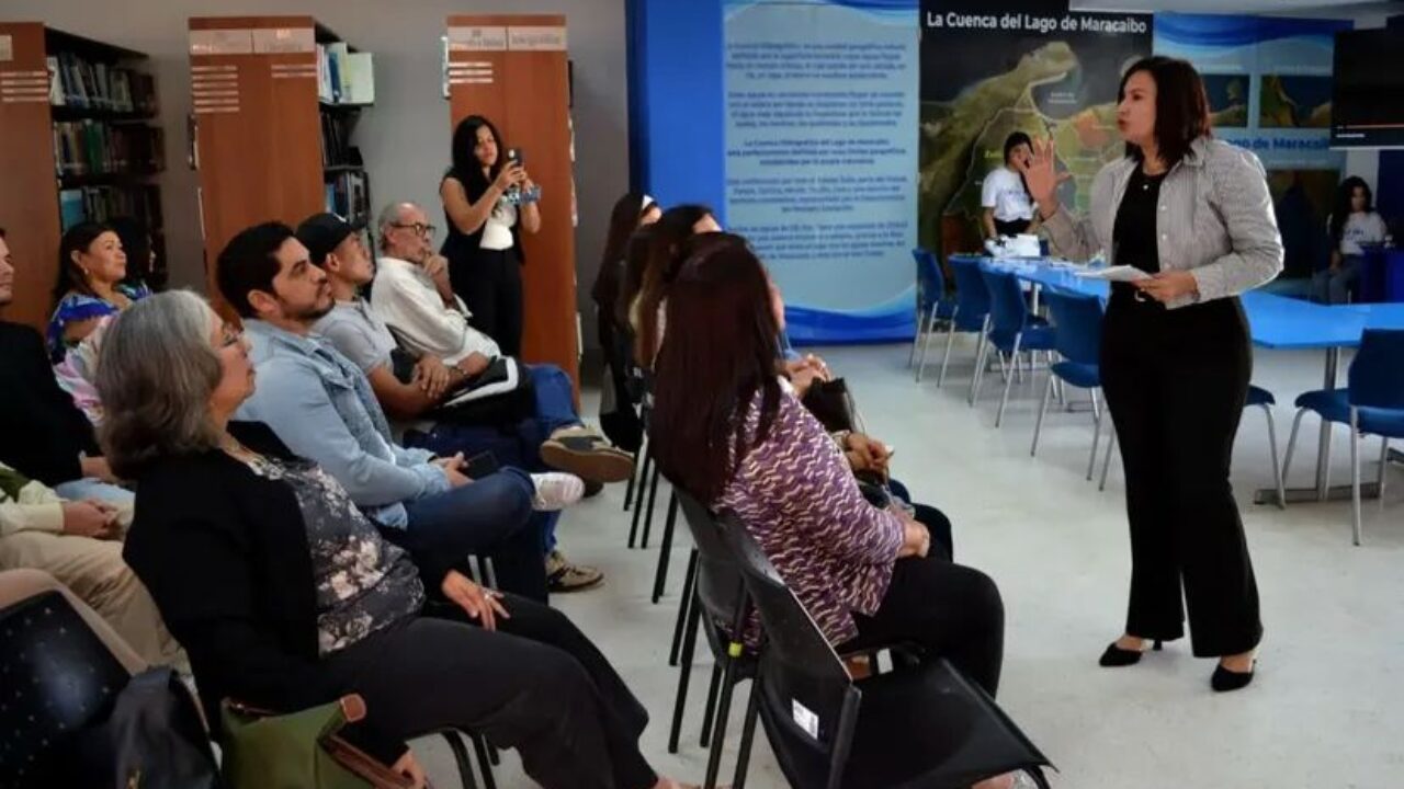 Taller «Del Libro a la Voz» de Elizabeth Valero cautivó en la Biblioteca del Zulia