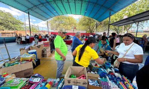 Gobernación del Zulia despliega Feria Escolar para expender útiles a precios solidarios y brindar atención médica pediátrica