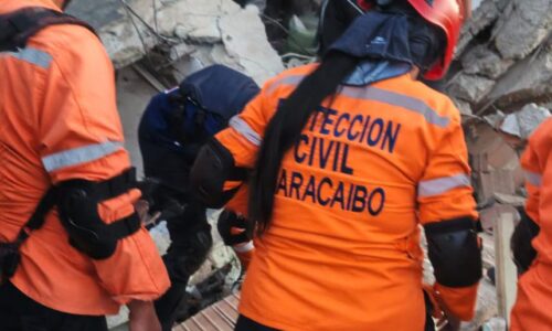 Equipo de Protección Civil Maracaibo ayuda en labores de rescate en La Guaira