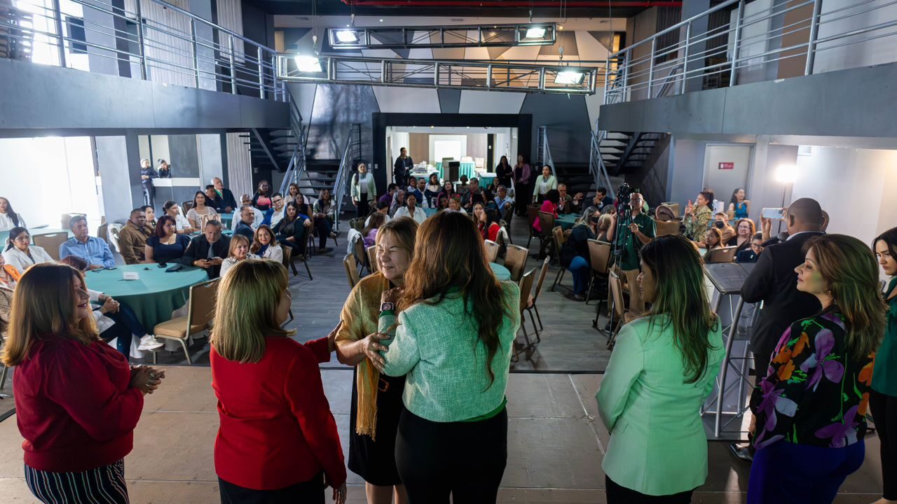 Alcaldía rinde homenaje a 125 profesionales que le sirven a Maracaibo desde su Dirección de Salud