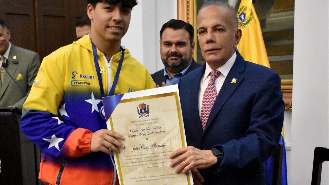 Gobernador Rosales confirió Botón de la Zulianidad al Team Pakupai subcampeón de Robótica en Italia