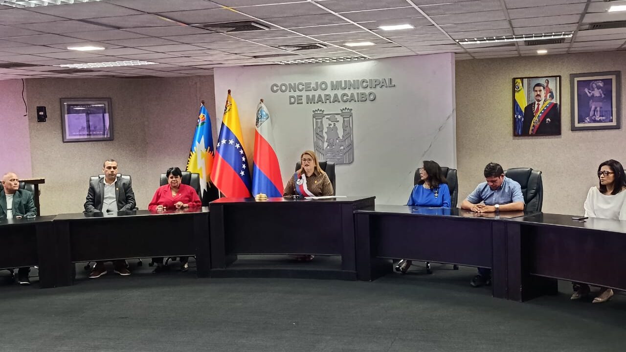 Ediles marabinos rinden homenaje al gremio contable a 53 años de su ley reguladora