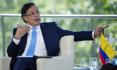 Crisis institucional en Colombia: Comisión de la Cámara suspende provisionalmente como presidente a Gustavo Petro