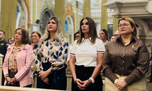 Dessiree Fernández acompaña misa por los 20 años sacerdotales de Nedward Andrade, Richard Colmenares y Juan Navarro