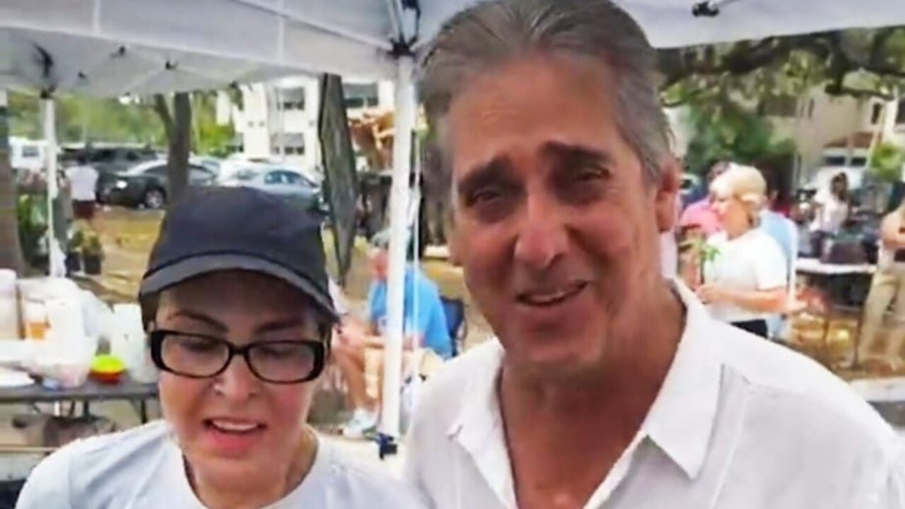 Alba Roversi fue sorprendida por Guillermo Dávila en su emprendimiento «Una Arepa de Novela» en Miami