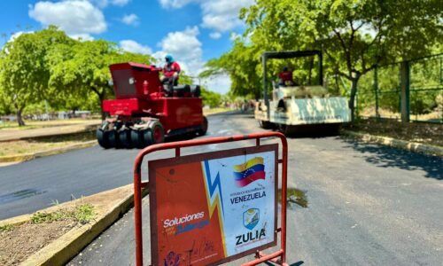 Gobernación del Zulia inicia asfaltado en las adyacenciasdel gimnasio Antonio Borjas Romero y la Facultad de Humanidades de LUZ