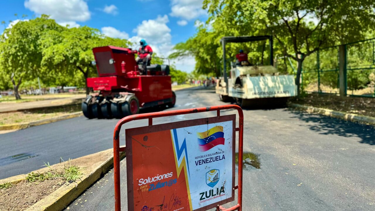Gobernación del Zulia inicia asfaltado en las adyacenciasdel gimnasio Antonio Borjas Romero y la Facultad de Humanidades de LUZ