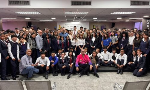 Inician fase de practicas: Dessiree Fernández recibe a estudiantes de educación diversificada