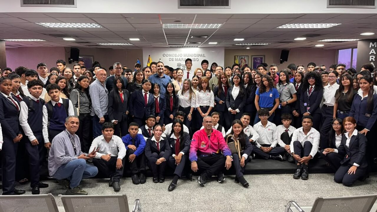 Inician fase de practicas: Dessiree Fernández recibe a estudiantes de educación diversificada