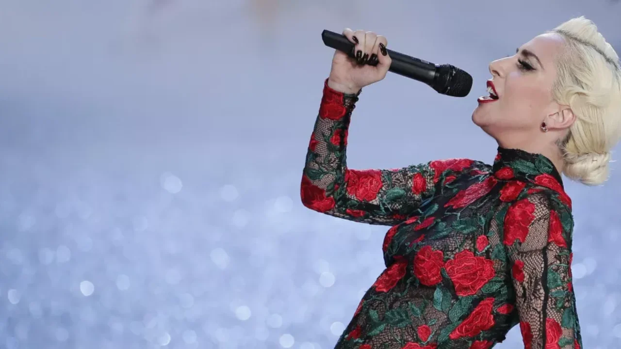 Aparatosa caída sufrió Lady Gaga, durante uno de sus conciertos en Las Vegas