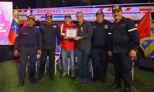 Bomberos de Maracaibo recibieron ascensos, reconocimientos y dotación de uniformes