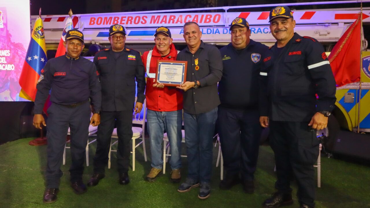 Bomberos de Maracaibo recibieron ascensos, reconocimientos y dotación de uniformes