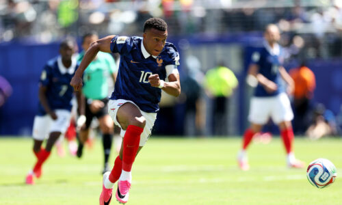 Francia debuta con triunfo y Mbappé hace historia en la cita mundialista
