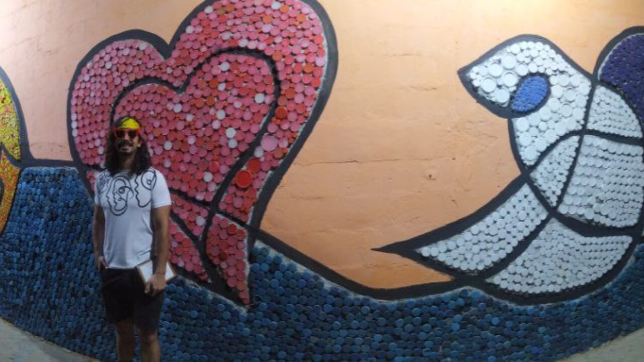 El artista Félix Calzadilla culminó este domingo el mural ecológico “Líneas de paz” en la avenida el Milagro