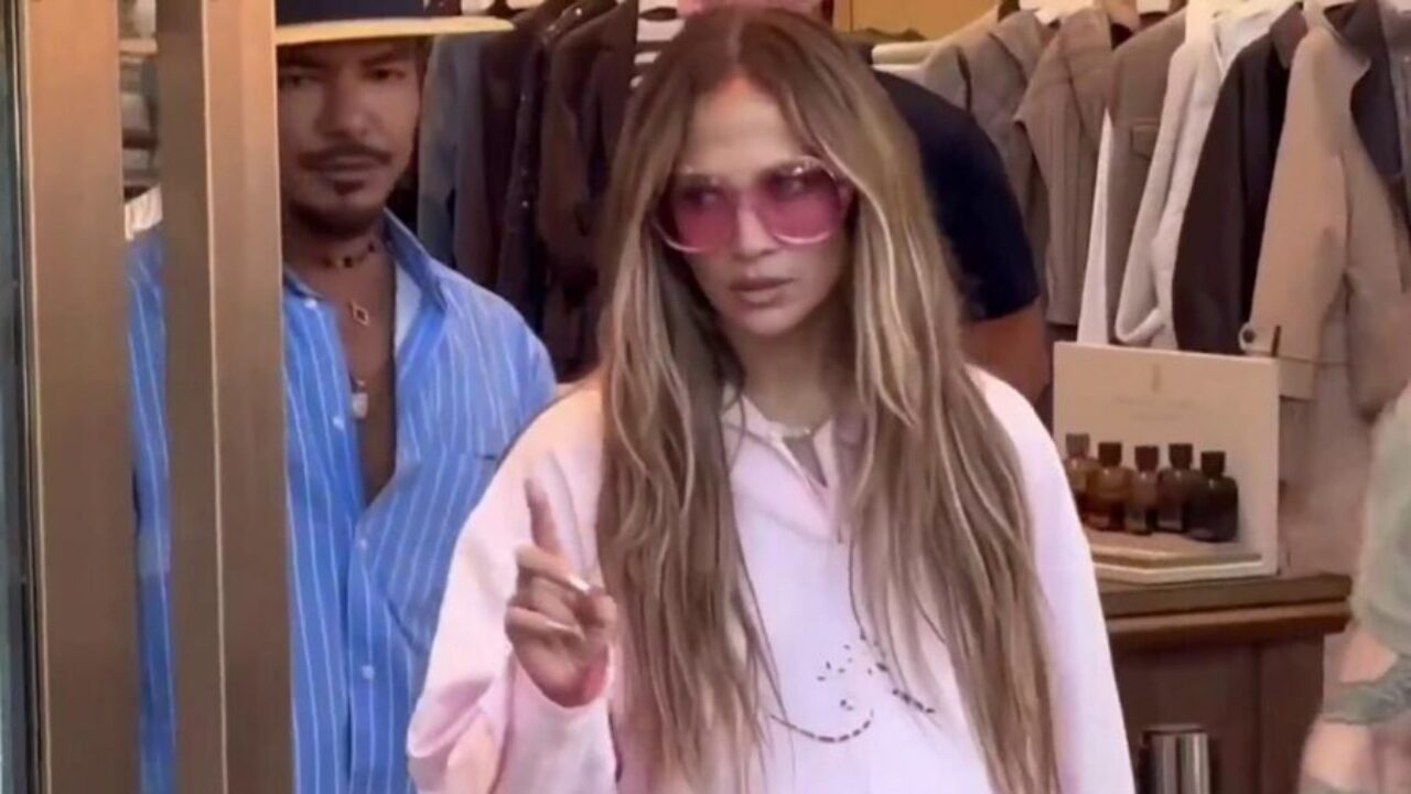 A Jennifer Lopez le impidieron la entrada a una tienda de Chanel en Estambul y así reacciona