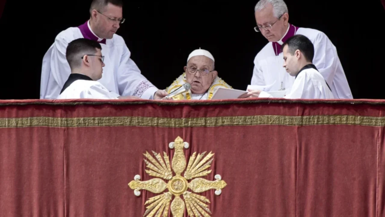 El papa Francisco reapareció para la bendición Urbi et Orbi y después recorrió la plaza en papamóvil