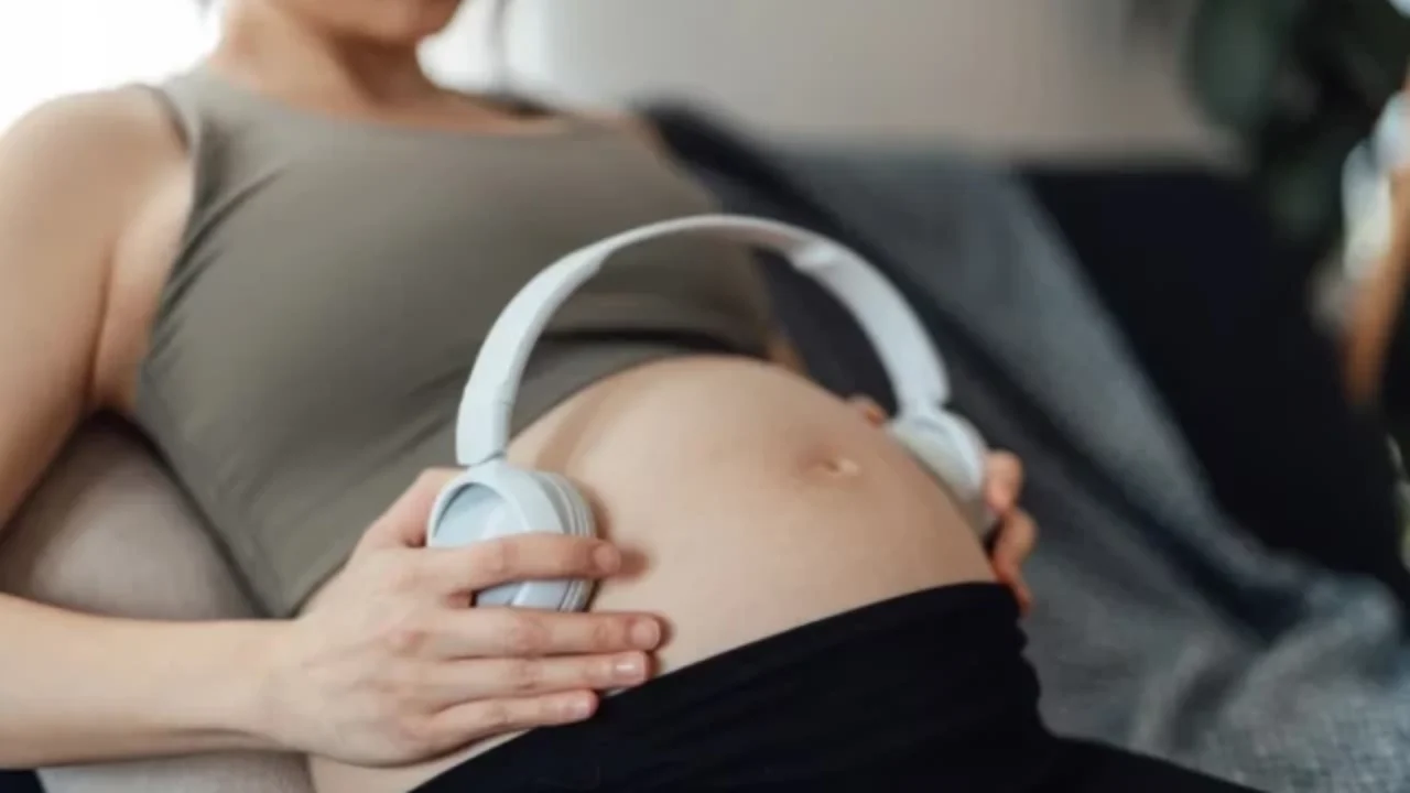 Escuchar música en el embarazo beneficia el lenguaje futuro del bebé