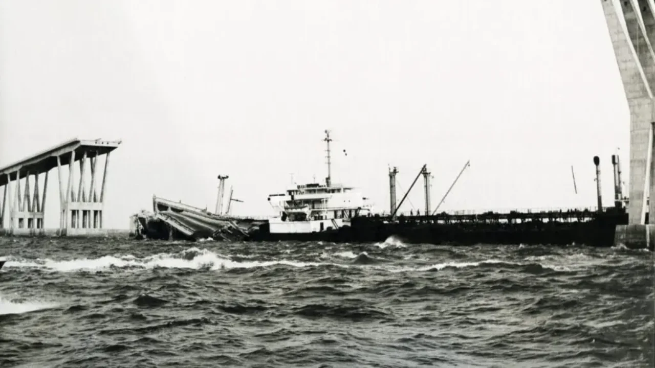 ¡El día que el Coloso cayó!: A 62 años del impacto del ESSO Maracaibo contra el Puente sobre el Lago
