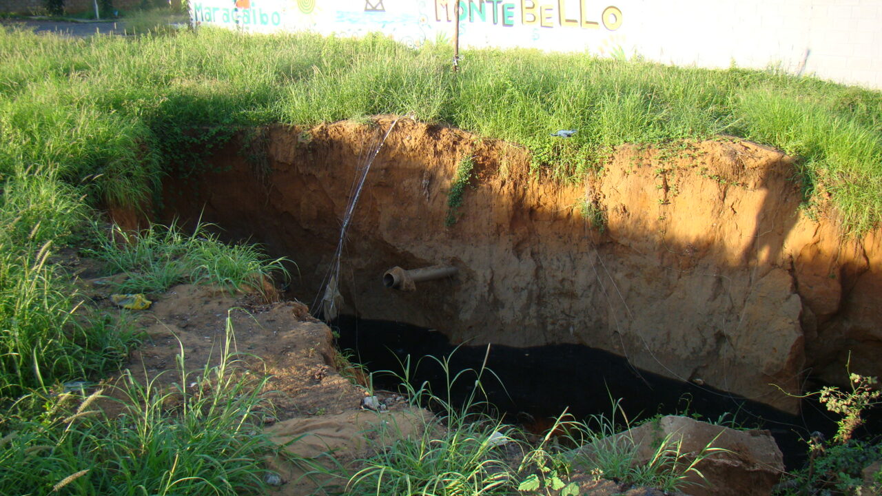 Alcaldía de Maracaibo resolvió «temporalmente» desborde de aguas negras en la avenida 11-C con calle L de la urbanización Monte Bello