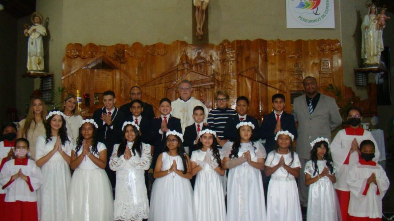 Catorce niños de «El Nogal», recibieron el sacramento de la Primera Comunión en Maracaibo