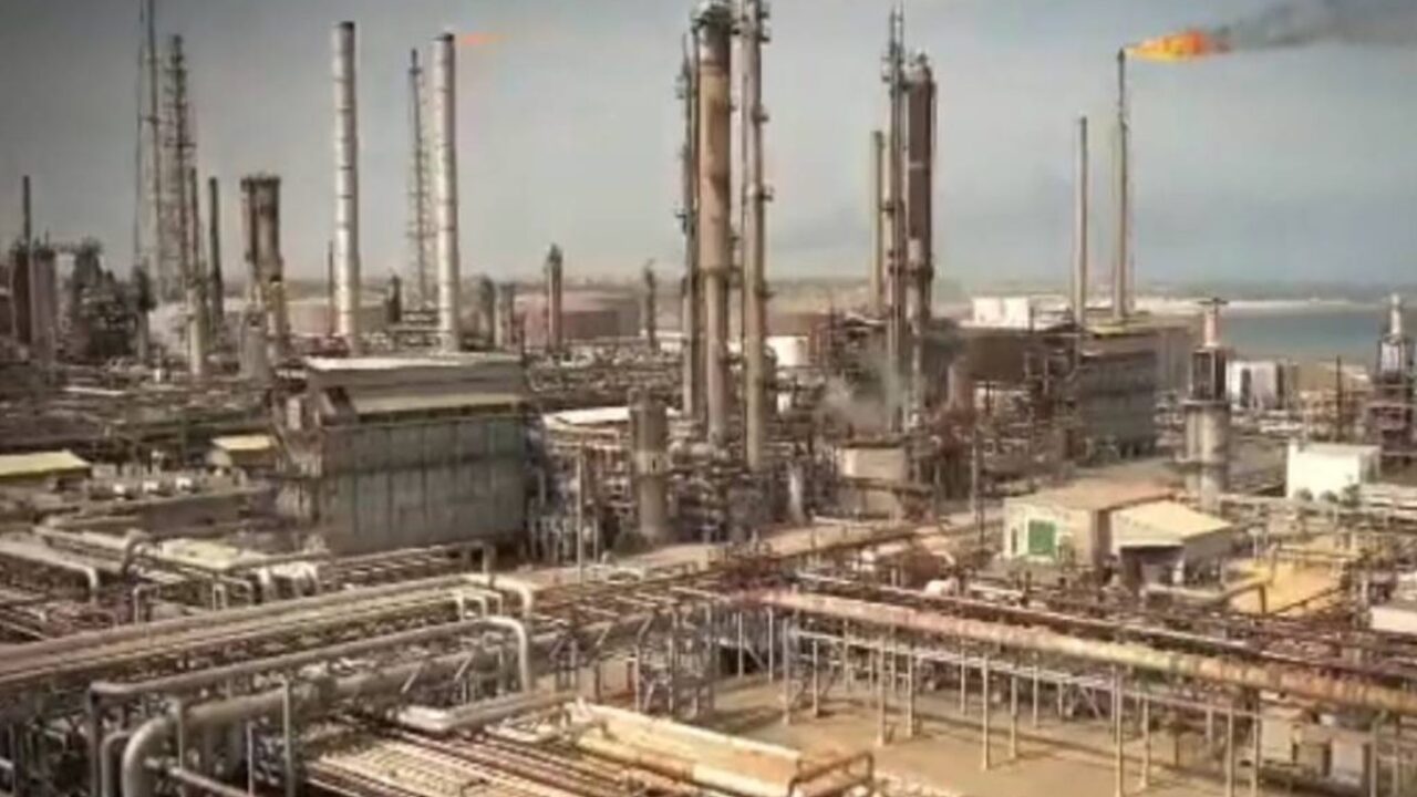 Pdvsa anunció reactivación de destiladora en Amuay para producir más gasolina