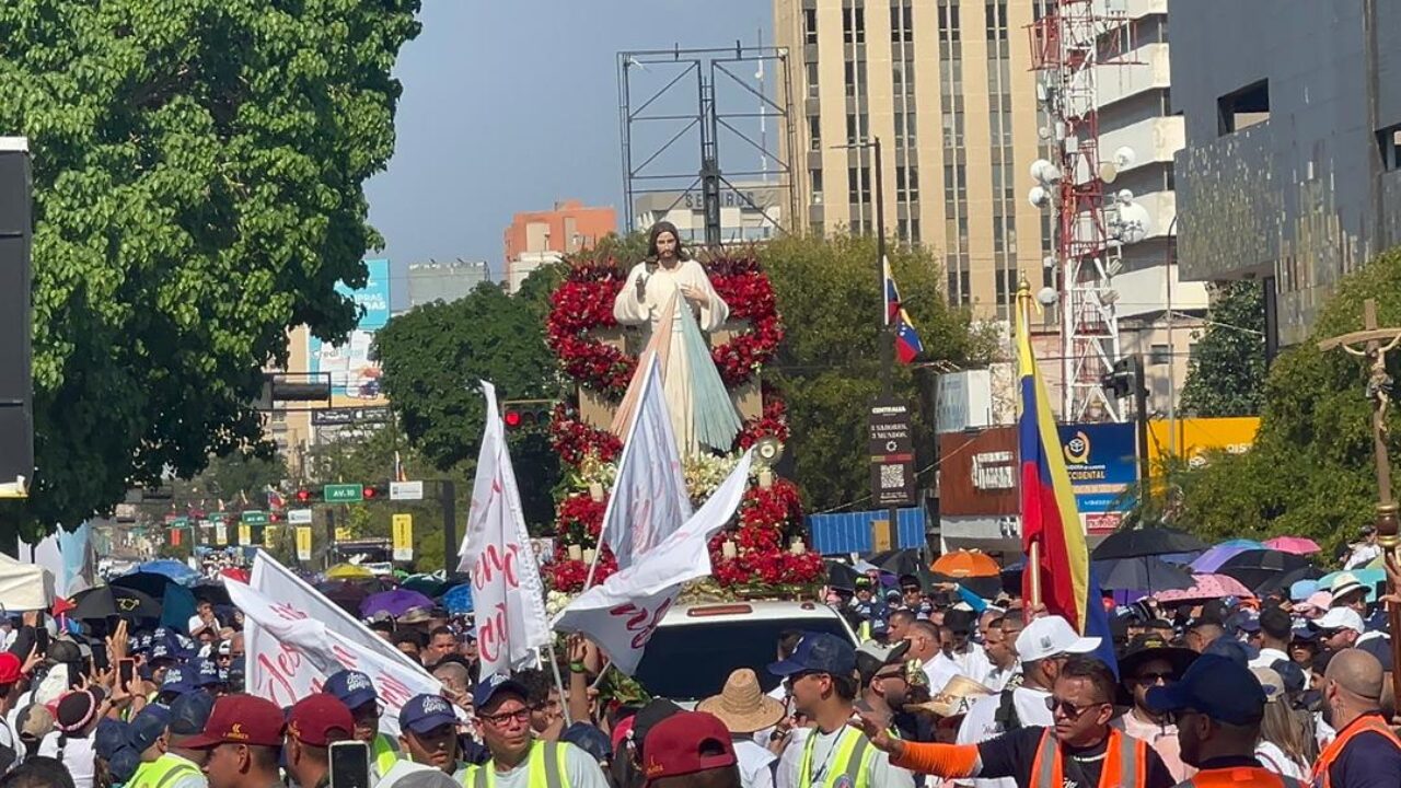 «La paz de Cristo no se negocia»: El contundente llamado de Monseñor Azuaje ante miles de fieles en Maracaibo