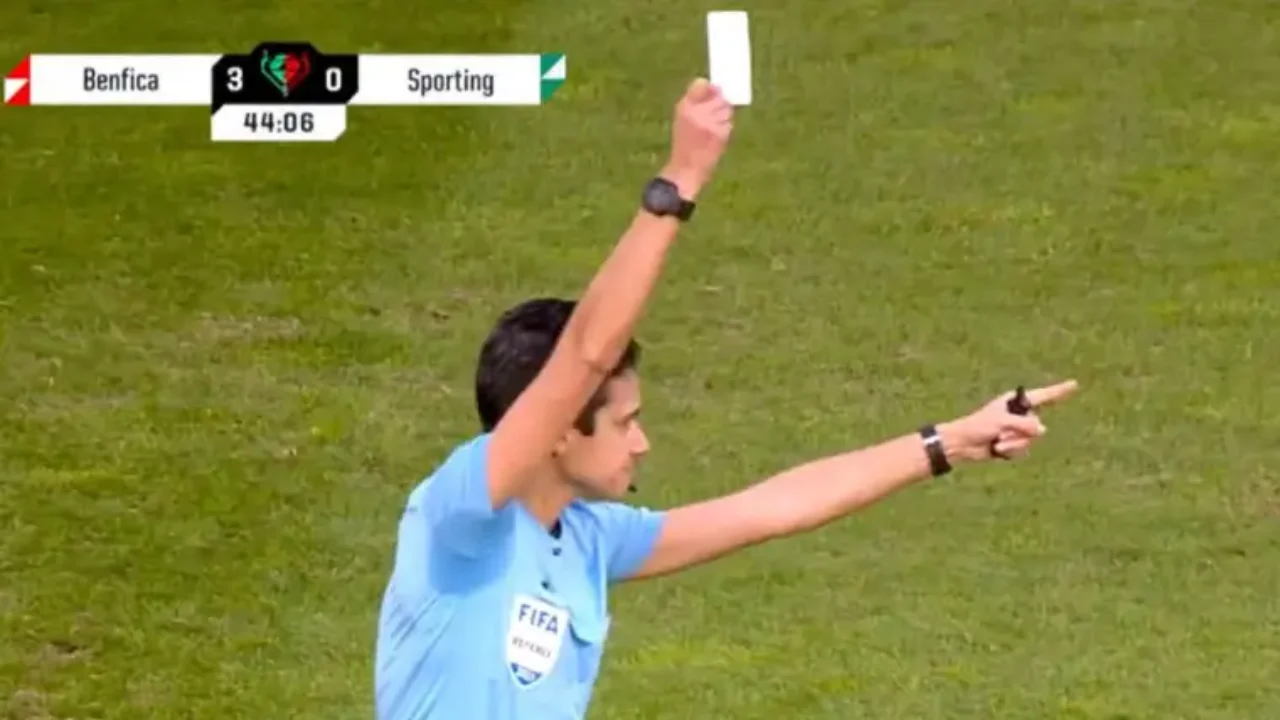 Se mostró por primera vez en la historia del futbol una tarjeta blanca en un partido: conozca su significado y en qué situaciones  se aplica