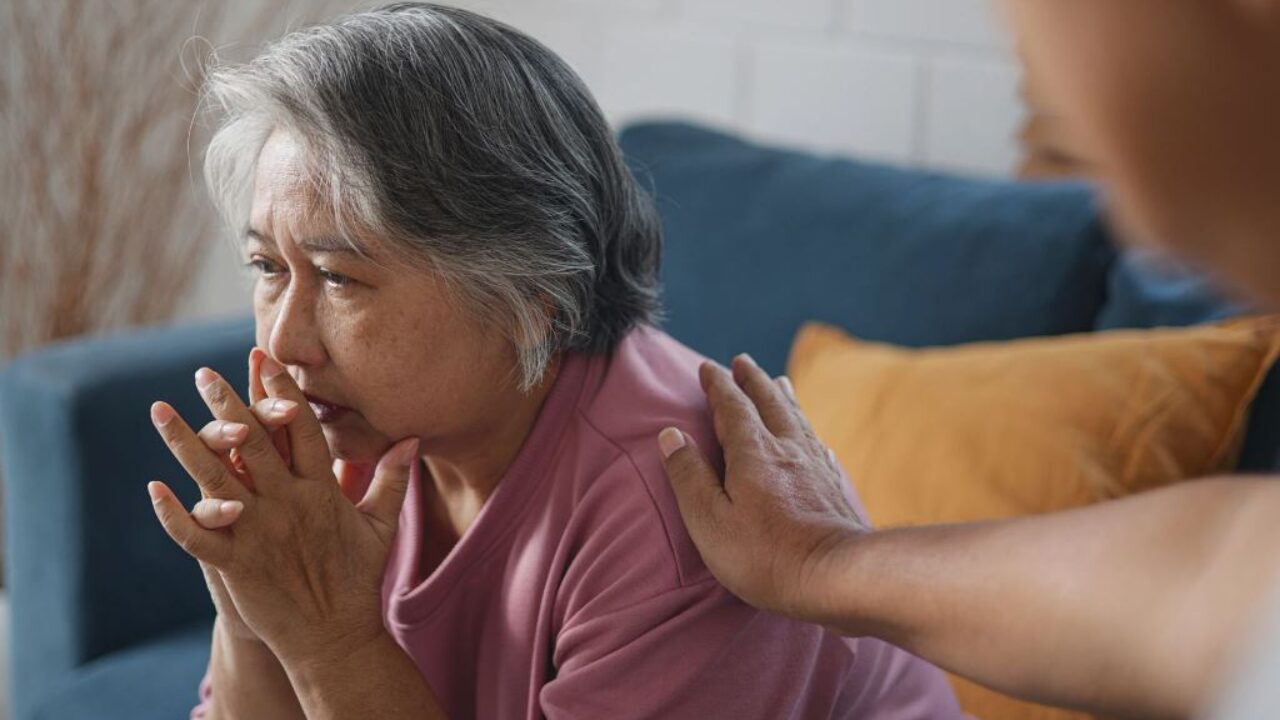 Más allá de los problemas de memoria: cuáles son las 5 señales tempranas asociadas al Alzheimer