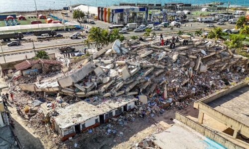 «Solo queremos enterrarlos»: Angustia en La Guaira tras el derrumbe del Hotel Santuario La Llanada