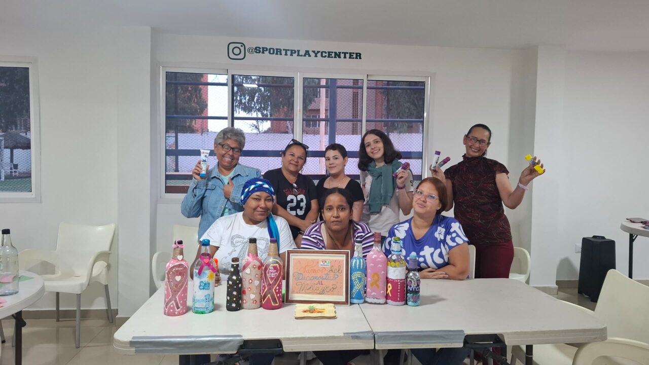 Atrapa Sueños Teatro promovió la arte terapia pintando botellas recicladas con familias oncológicas