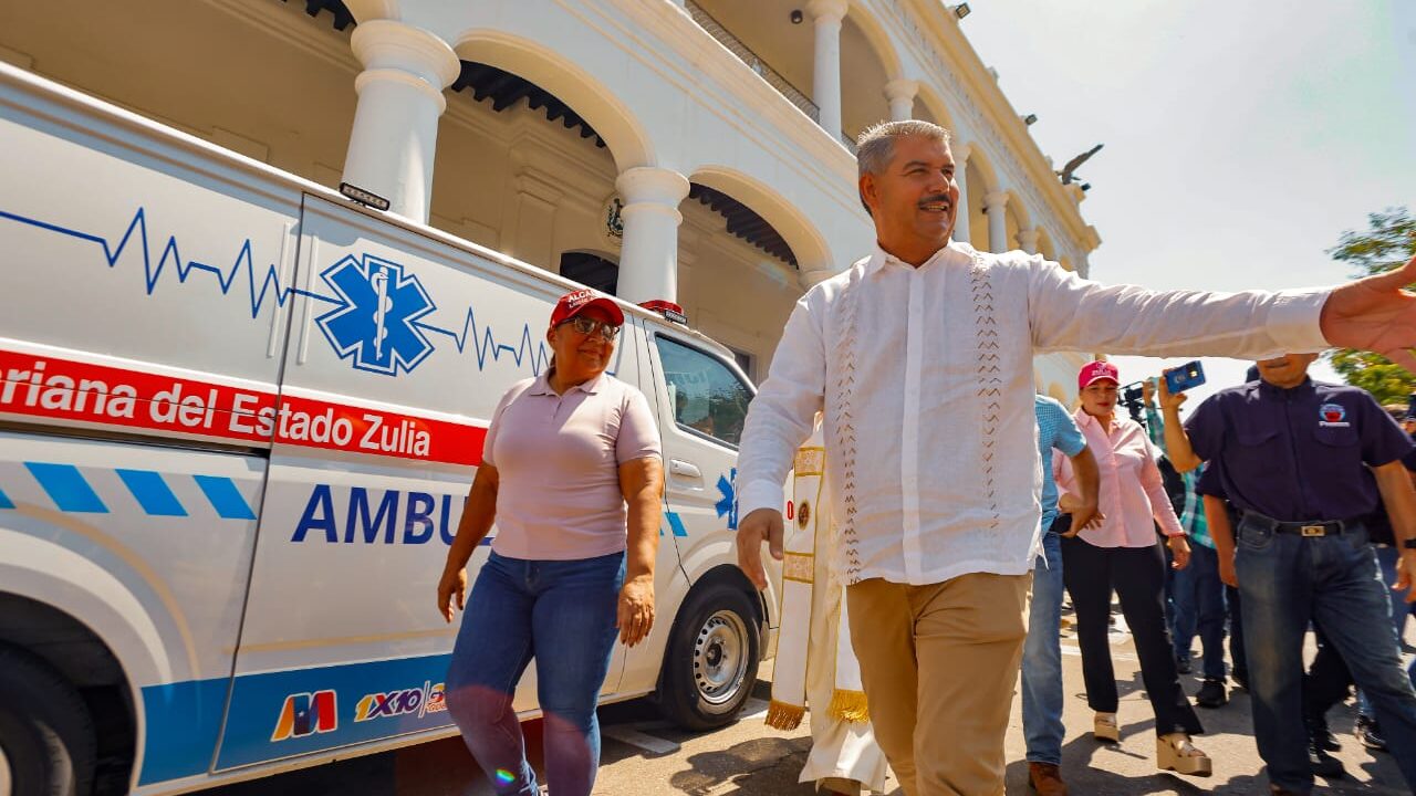 Gobernador Caldera entrega siete ambulancias para sumar 35 dotadas en el Zulia en tres meses de gestión