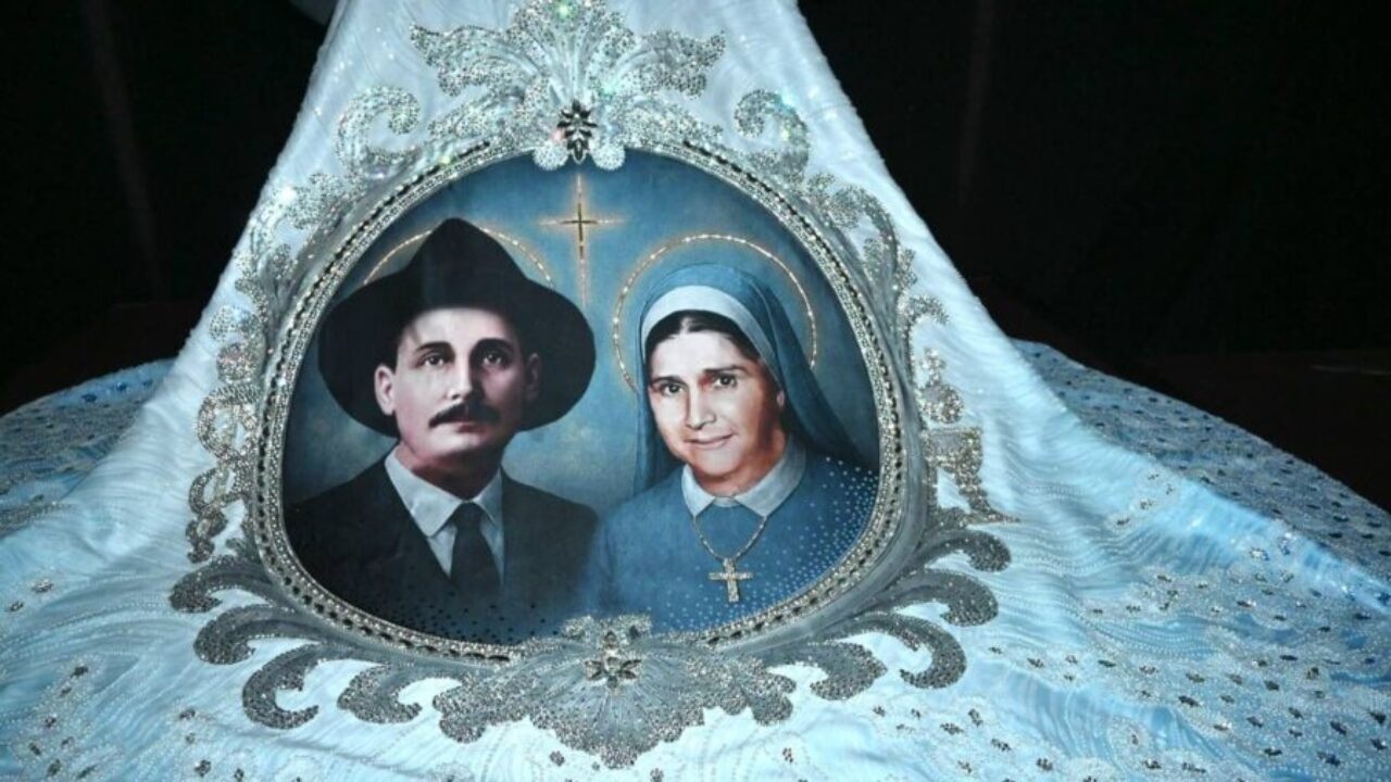 Develan los mantos que lucirá Nuestra Señora de Chiquinquirá en sus Fiestas Patronales