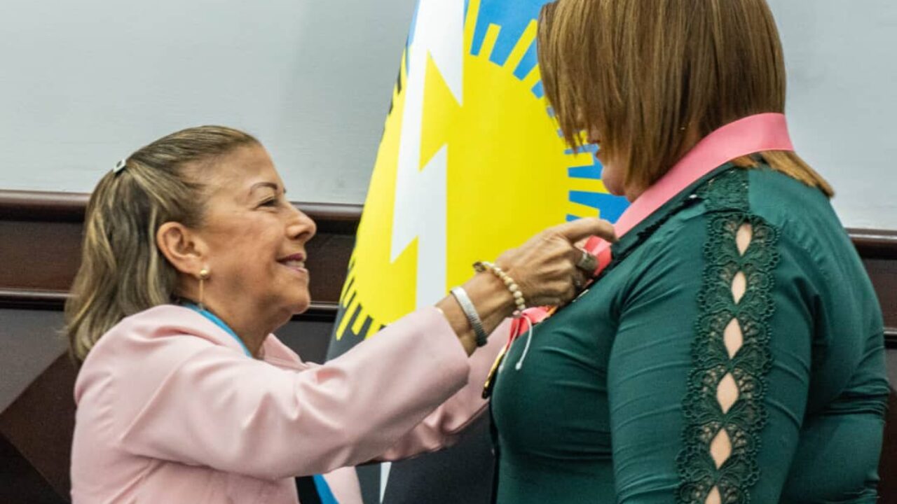 Condecoran a Dessiree Fernández con la Orden “Ana María Campos” por su invaluable labor social