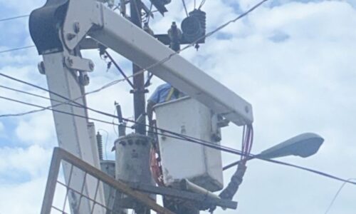 ¡En tiempo récord activados los 4 niveles!Sustituido por gobierno nacional el transformador que explotó en el Callejón de los Pobres