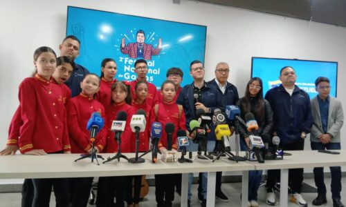 Acordes de oro! Tres mil quinientos niños celebran los 50 años de trayectoria de Neguito Borjas.