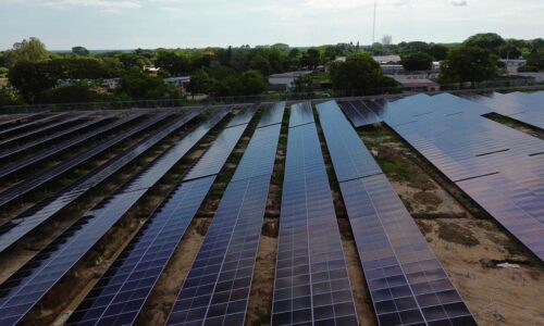 Gobernador Luis Caldera inspecciona avances del Parque Solar Fotovoltaico en Machango