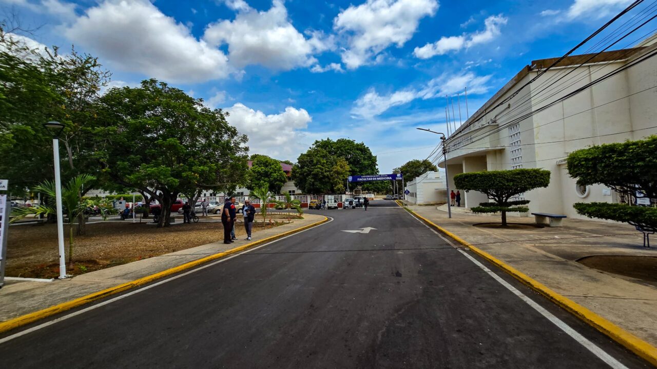 Gobernador Luis Caldera entrega vías recuperadas en la Facultad de Medicina con el Plan LUZ