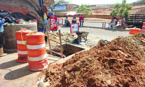 Gobernación del Zulia ejecuta plan de limpieza y mantenimiento de drenajes en el Mercado Las Playitas de Maracaibo