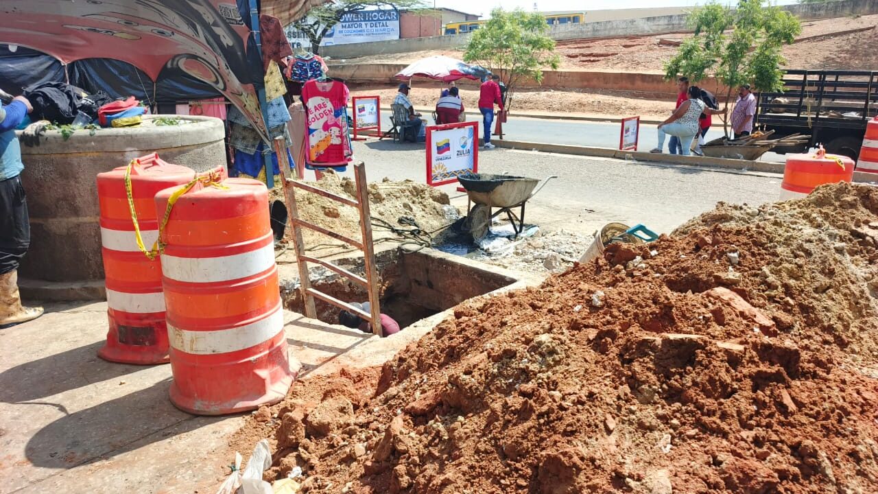 Gobernación del Zulia ejecuta plan de limpieza y mantenimiento de drenajes en el Mercado Las Playitas de Maracaibo