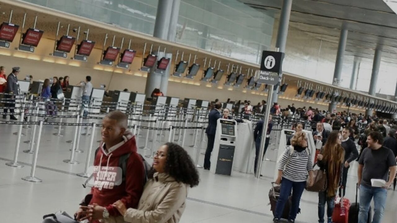 Se forma un caos en el aeropuerto de Bogotá por retrasos y vuelos cancelados