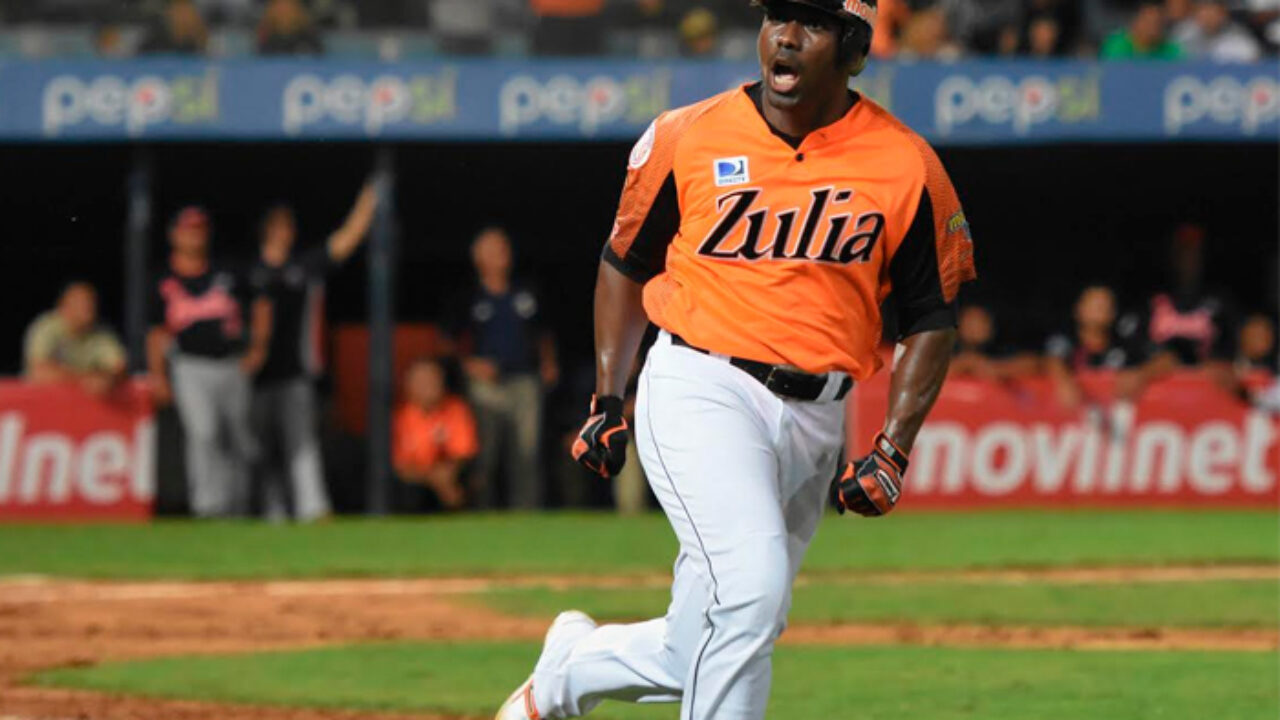 José Pírela  pasa por encima de tres leyendas de las Águilas