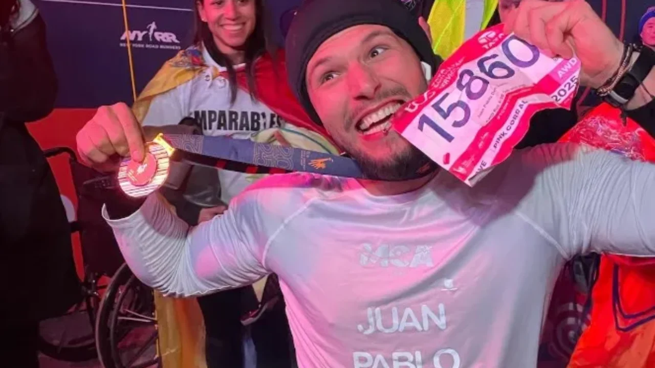 “¡Gracias, somos imparables!”Juan Pablo Dos Santos conquista el Maratón de Nueva York 2025