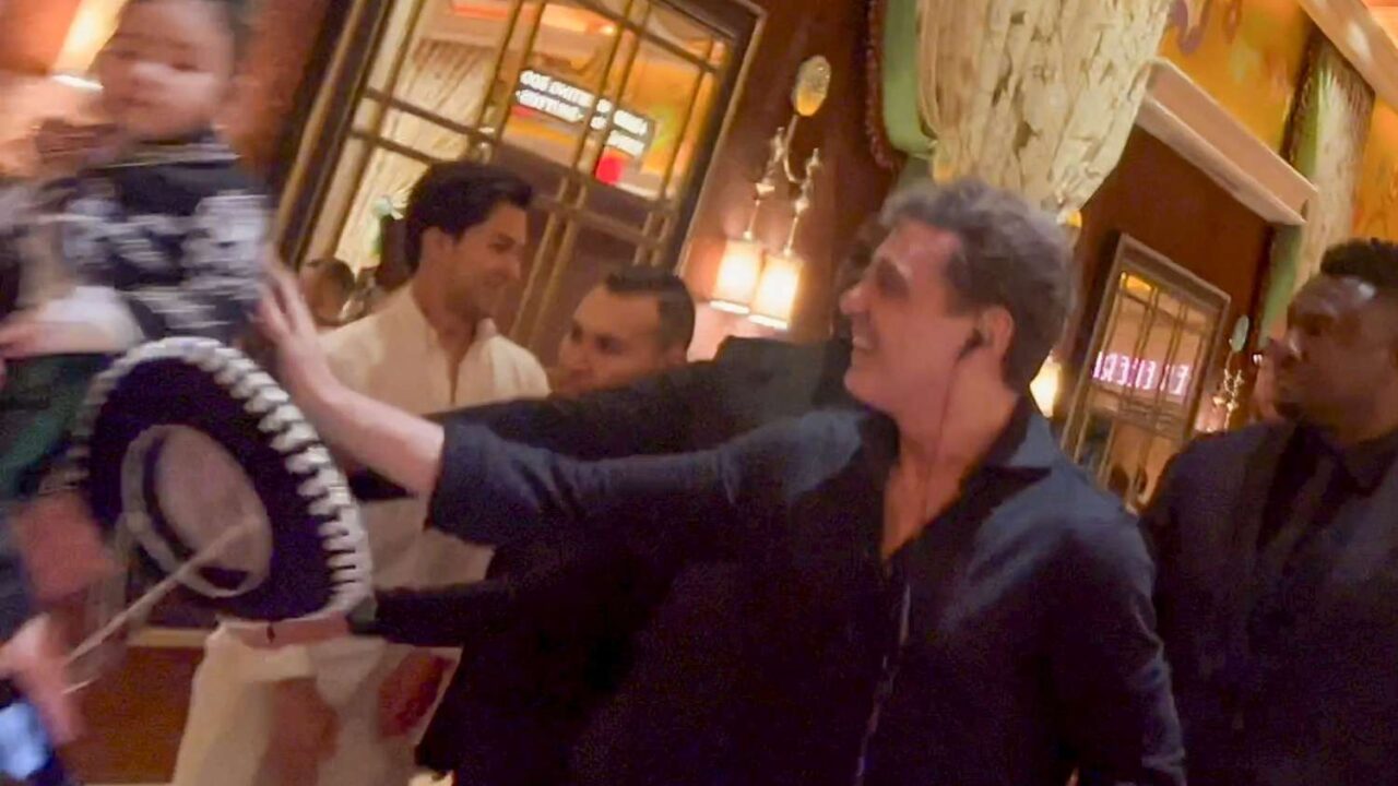 Luis Miguel enterneció a su público en Las Vegas con el  gesto de saludar a una niña vestida de Charro