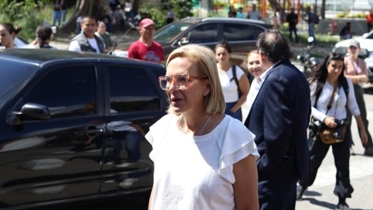 Tras 374 días de silencio, Mariana González logra fe de vida de su esposo en El Rodeo I
