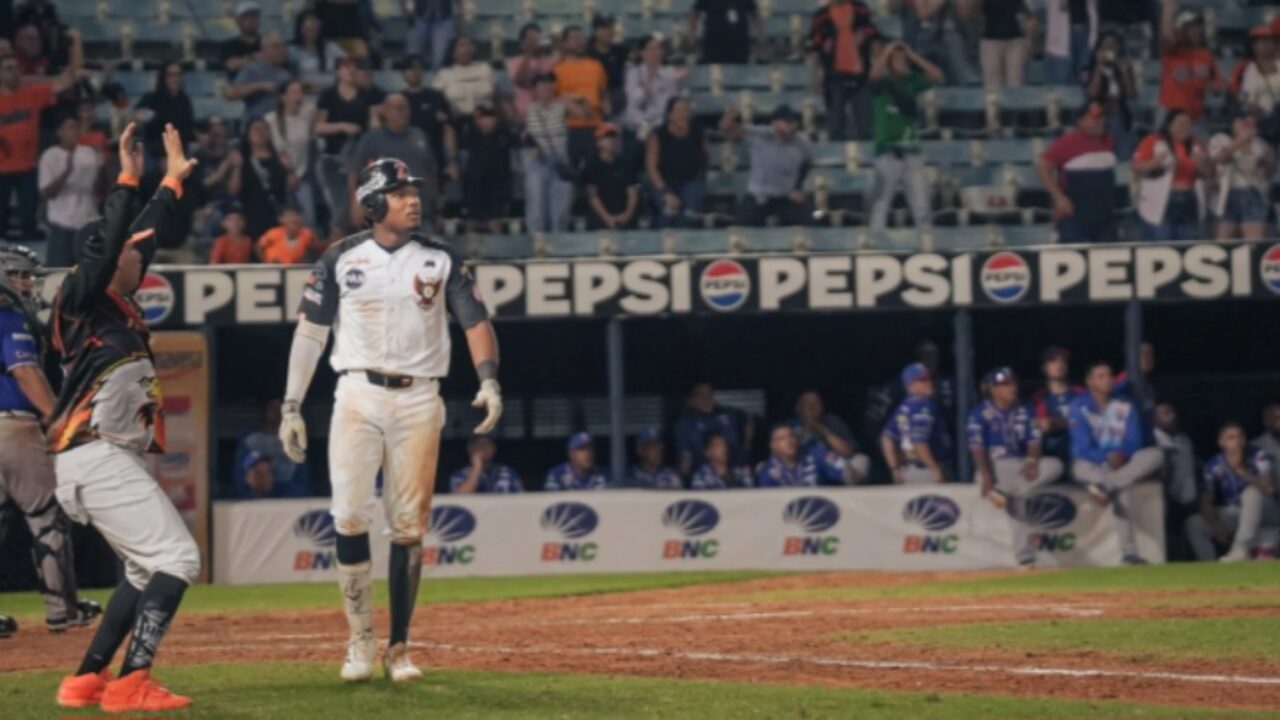 Águilas deja en el terreno a Tiburones y se afianza en el top de la LVBP