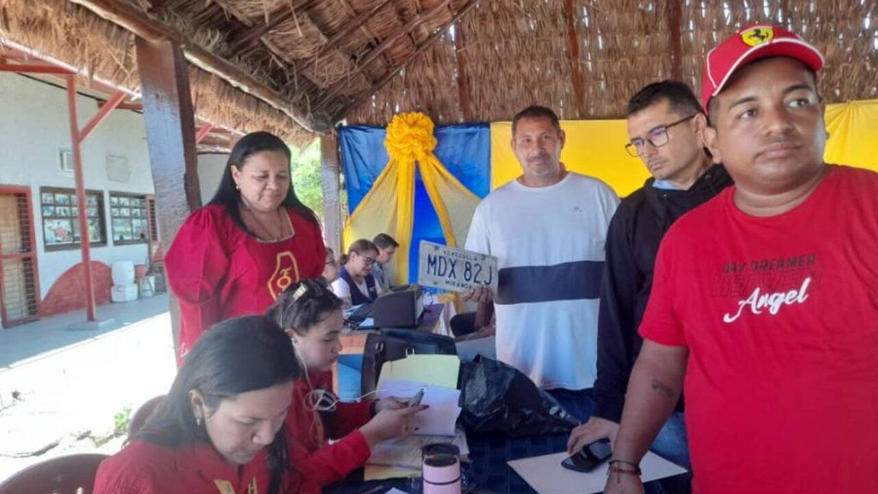 Zulia: Alcaldía del Minicipio Guajira realizó jornada de trámites de documentos para vehículos y motos