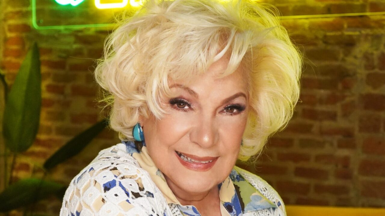 Mirla Castellanos se mantiene más vigente que nunca al cumplir 63 años de carrera profesional