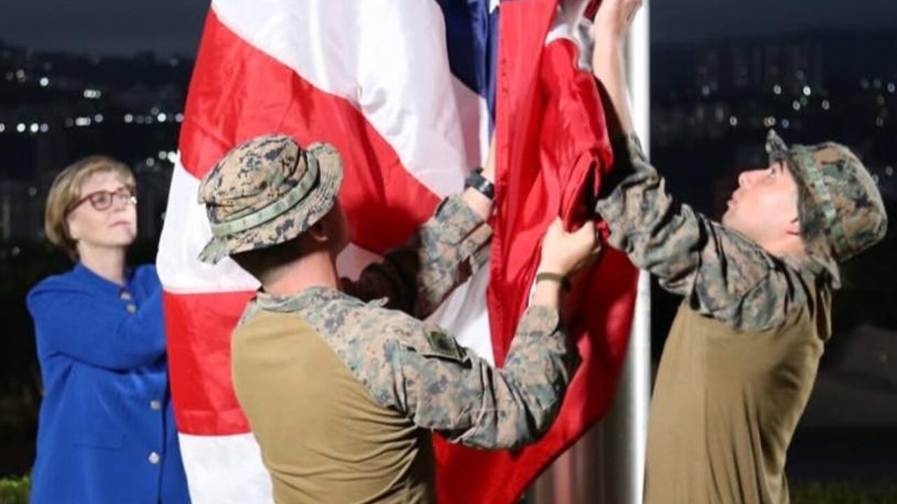Retornan a Valle Arriba las barras y las estrellas: La bandera de EE. UU. vuelve a ondear en Caracas