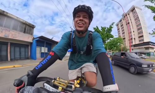 El «Efecto Milticoo»: Un ciclista zuliano y su perrita Lara, unen a Venezuela sobre dos ruedas